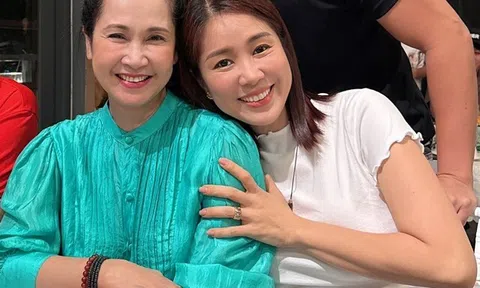 NSND Lan Hương xuýt xoa trước nhan sắc của Lê Phương: "Tôi cứ ngồi ngắm bạn ấy mãi thôi"