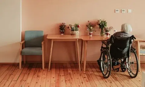 Tiết kiệm tiền để nghỉ hưu an nhàn, hành động của người giúp việc khiến tôi nhận ra: Càng giàu có càng khó sống