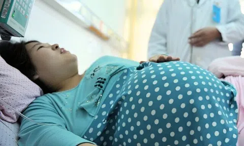 Thấy bụng khó chịu liền vào viện khám, sau ca mổ bác sĩ hãi hùng khi gắp ra vật thể lạ sát bên em bé