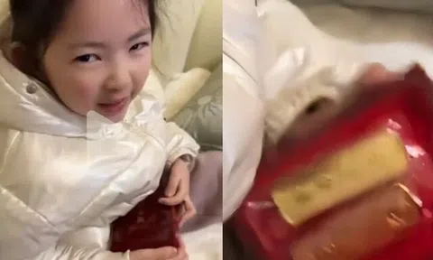 Con gái đi mẫu giáo về tặng mẹ món quà, người mẹ tá hoả khi thấy 2 cây vàng sáng lóa bé lấy ra từ cặp