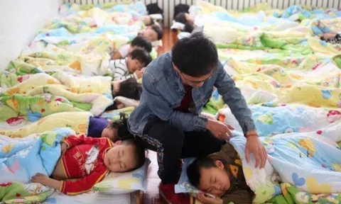 Con gái khóc không muốn đi học, mẹ âm thầm đến trường phát hiện sự thật kinh ngạc về giấc ngủ trưa của trẻ