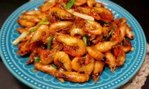 Rang tôm tuyệt đối đừng cho thứ nước quen thuộc này, tôm sẽ bị mềm, kém giòn ngon