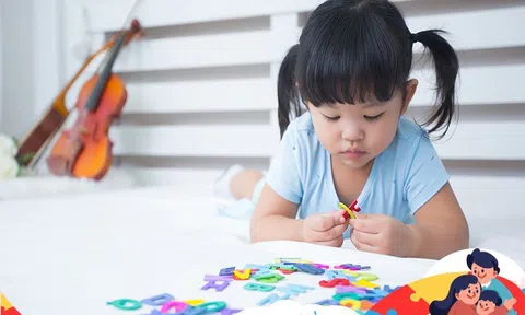 Trẻ quá xinh đẹp có phải là dấu hiệu mắc tự kỷ? Bác sĩ lắc đầu, chỉ ra đây mới là dấu hiệu cảnh báo sớm