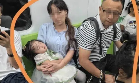 Nhường ghế cho cặp mẹ con trên tàu điện, chàng trai sững sờ khi thấy hành động của người đàn ông ngồi kế bên