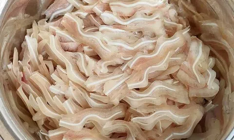 Luộc tai lợn nhiều năm giờ mới biết, phải ngâm vào nước này trước khi thái tai mới trắng đẹp, giòn ngon