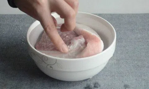 Rã đông thịt lợn đừng cho vào ngâm nước, làm 2 cách này vừa đơn giản lại nhanh, thịt tươi ngon như mới mua