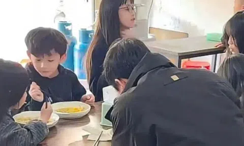 Người đàn ông đưa 5 đứa trẻ vào nhà hàng ăn, nhìn mặt từng bé, ông chủ phán một câu ai cũng gật gù