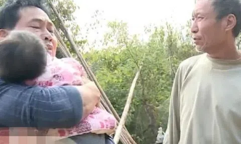 Ly hôn 11 tháng mới biết vợ cũ đã sinh con cho mình, người đàn ông đến thăm rồi lặng người trước một bí mật