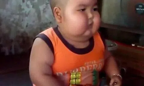 Đầu năm gửi con về quê cho bà nội chăm để đi làm, giờ về đón con người mẹ choáng váng trước diện mạo đứa trẻ