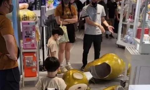 Con làm vỡ đồ trong siêu thị bố phải bồi thường 100 triệu, ngày sau chủ cửa hàng xin lỗi, vội trả lại tiền