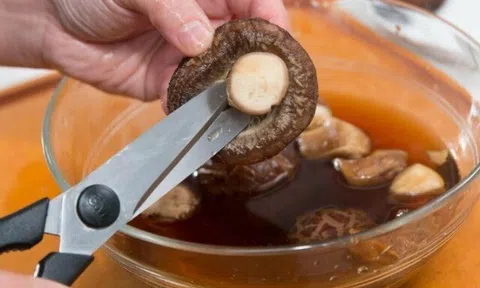 Rửa nấm hương khô dùng nước nóng hay lạnh thì hiệu quả, sau 30 năm tôi mới biết đâu là cách làm đúng