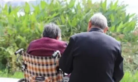 Càng về già tôi càng thấm: Tiền bạc dù nhiều đến đâu cũng không thay thế được người bạn đời