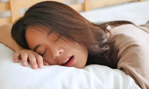 Chị dâu ở cữ không ăn nổi cơm mẹ chồng nấu, em chồng thấy thương lén ăn giúp, kết cục phải nhập viện cấp cứu