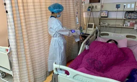 Mẹ bầu một mình đi đẻ, mở lòng bàn tay, thứ rơi ra khiến bác sĩ nghẹn ngào