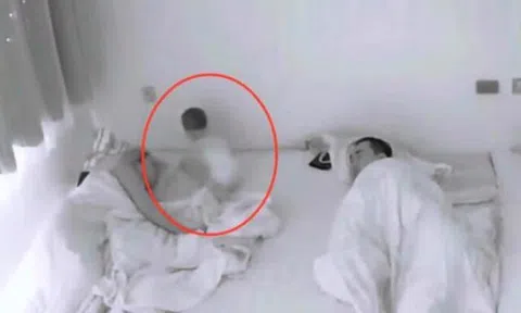 Con 10 tháng tuổi tỉnh giấc nửa đêm nhưng cặp vợ chồng ngủ say không hay biết gì, sáng hôm sau vừa xem camera vừa khóc