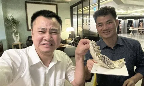 NSND Tự Long "nhăn mặt" trước món lạ của Cục trưởng Xuân Bắc: Sinh vật xấu xí nhưng ngon hơn cả tôm hùm