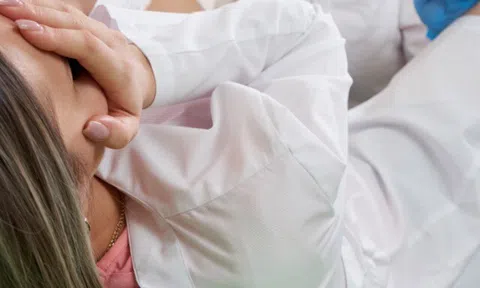 Lên bàn đẻ, sản phụ bỗng có buồn tiểu, xấu hổ với bác sĩ