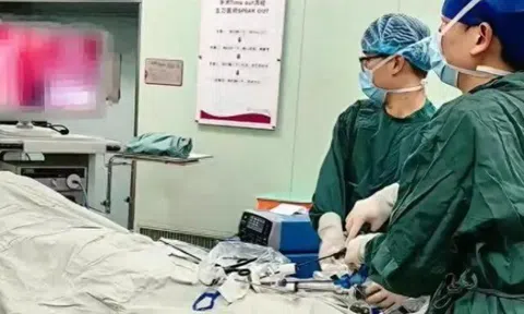 Nữ sinh lớp 9 chưa yêu nhưng bụng ngày càng phình to, bác sĩ siêu âm giật mình