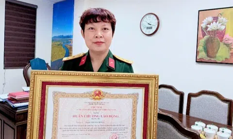 Hào quang rực rỡ của nữ đạo diễn vừa nhận Huân chương Lao động hạng ba, là NSƯT đang giữ hàm Thượng tá