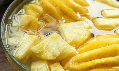 Dứa gọt xong cho vào ngâm cùng thứ này ăn không bị rát lưỡi, dứa còn ngọt thơm hơn hẳn