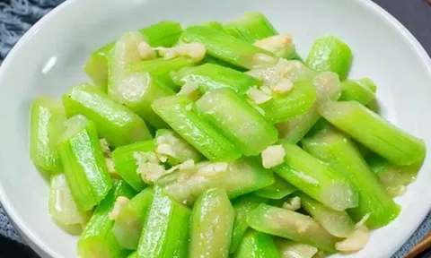 20 năm xào mướp toàn cho luôn vào chảo, đầu bếp nói "sai quá sai" nên mướp hay bị thâm đen, đây mới là cách làm đúng