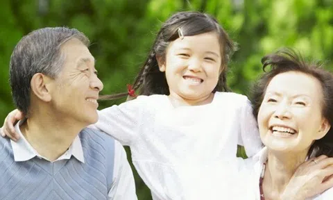 Về già, nếu có thể hãy chọn sống cùng con cái, không chung nhà cũng nên cách nhau vài phút đi bộ