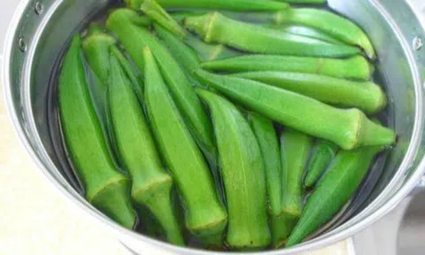 Luộc đậu bắp toàn bị nhớt hóa ra sai ở bước này, đầu bếp mách đúng 1 cách, đậu bắp xanh mướt chẳng nhớt chút nào!
