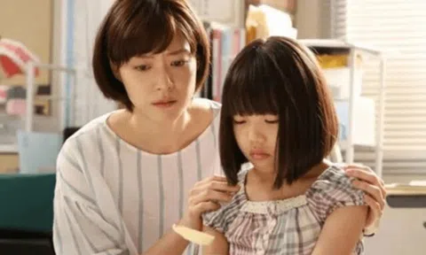 Con gái dùng điện thoại tôi nhắn cho chồng cũ "chúng ta quay lại với nhau nhé", anh đáp 4 từ khiến tôi sững sờ