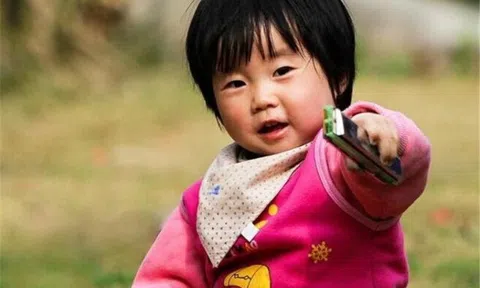 Gửi con gái xinh 3 tuổi về quê bà chăm, mẹ đi xuất khẩu lao động về căng mắt vẫn không nhận ra con