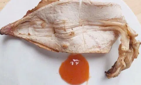 Nướng mực khô đừng dại nướng ngay, ngâm vào thứ nước này, mực ngọt ngon, nhai thoải mái