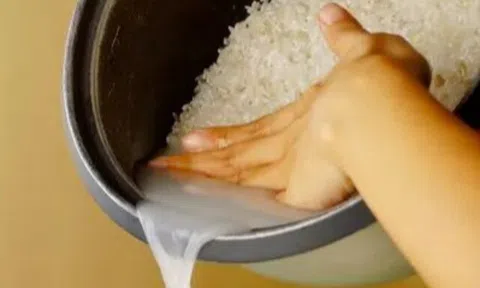Hai cách vo gạo dường như gia đình nào cũng làm không ngờ lại là sai lầm, mất đi nhiều dinh dưỡng