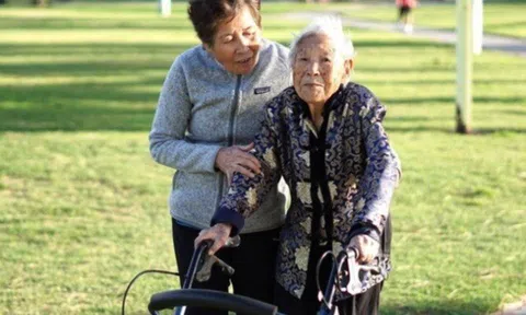 Lời than thở của người phụ nữ 68 tuổi: Vừa trông cháu, vừa chăm mẹ già U100, tôi mệt muốn khóc mỗi ngày