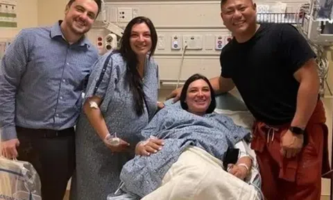 Chị ruột mang thai hộ em gái hiếm muộn, không ngờ vừa cấn bầu thì em gái lại nhận tin "hai vạch" tự nhiên