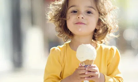 Ngày nắng nóng ăn kem hay uống nước lạnh ảnh hưởng tới sức khỏe hơn? Chuyên gia đưa lời khuyên bất ngờ