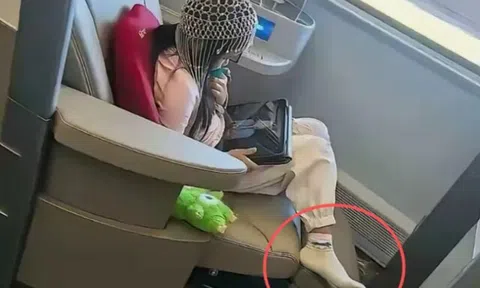 Đăng ảnh con gái trên máy bay kèm dòng chữ “Từ bé đã đi hạng thương gia, sau này liệu có tự ti không?”, bà mẹ bị dân mạng mỉa mai