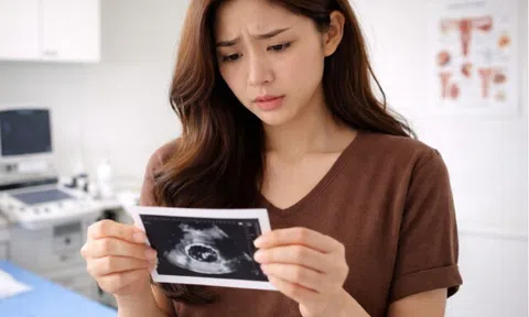 Mừng húm khi bác sĩ nói có thai, tôi xin sếp về sớm thì sững người thấy chồng đang thu dọn đồ trong nhà