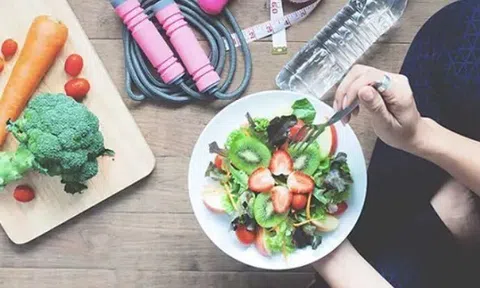 Chế độ ăn “bỏ sáng, bớt tối” giúp nhiều người giảm cân? Chuyên gia cảnh báo đây là sai lầm cần tránh