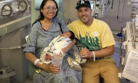 Người phụ nữ đến bệnh viện mổ u nang không ngờ biết tin mang thai sắp đẻ, bác sĩ bất ngờ khi em bé được đưa ra