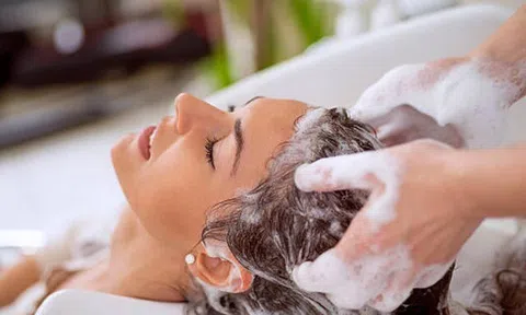 Vừa vào mùa nắng nóng, việc đơn giản như gội đầu nhiều người cũng mắc sai lầm khiến tổn hại sức khỏe