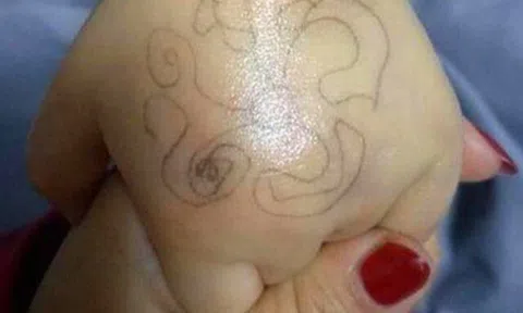 Con gái khoe hình vẽ người lạ tặng trên tay, phụ huynh xem xong âm thầm gọi cảnh sát