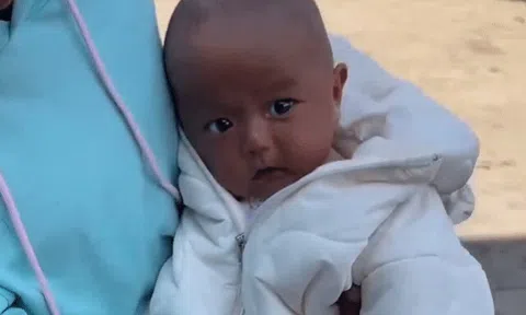 Bố mẹ da trắng nhưng con chào đời da đen khiến cả nhà nghi ngờ, 1 năm sau sự thật được tiết lộ