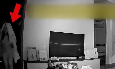 1 giờ sáng con gái 6 tuổi trùm khăn lén lút ở phòng khách, bố mẹ xem camera vô cùng tự trách