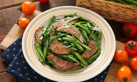 Loại lá mệnh danh là "rau của thận", lại còn tốt cho gan, đem xào thế này vừa ngon lại còn bổ máu