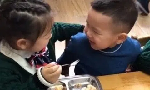 Cô giáo gửi hình 2 trẻ mầm non đang ăn trưa vào nhóm lớp, phụ huynh phàn nàn, hiệu trưởng phải lên tiếng giải thích