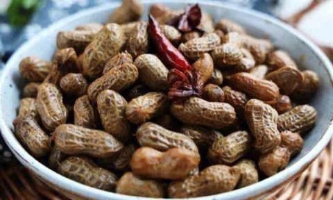 Luộc lạc chỉ cho nước lã là quá thiếu kinh nghiệm, thêm 2 bước này củ nào cũng thơm bùi, siêu ngon