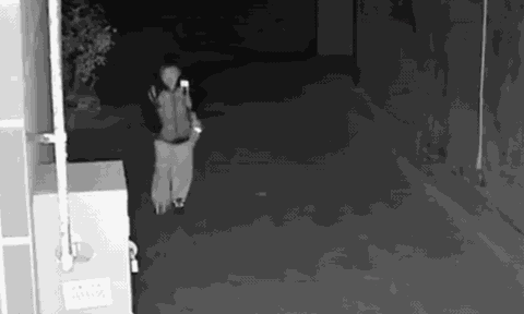 Vô tình kiểm tra camera trước cổng nhà, cậu ruột hết hồn khi thấy cháu trai cấp 1 mang cặp bỏ đi lúc 1 giờ sáng