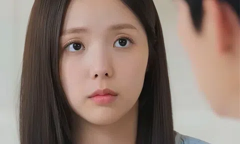 Đi khám thai tình cờ gặp bạn cấp 3 khệ nệ bụng bầu bước tới, thấy người đàn ông đi cạnh cô ấy, tôi sốc nặng