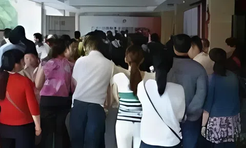 Cô gái mang thai 5 bé cùng lúc được cả họ 80 người đưa vào viện đẻ, cả nhà bật khóc khi y tá cho xem mặt 5 đứa trẻ