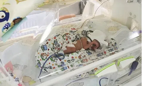 Đỡ đẻ sản phụ bầu 5 bé cùng lúc, khi đưa đủ 5 con ra khỏi bụng mẹ, bác sĩ kinh ngạc: "Tìm thấy 1 thai nhi nữa"