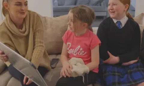 Mẹ đơn thân khổ sở nuôi 2 con chỉ với hơn 3 triệu/tuần, bật khóc nhận trợ cấp 71 triệu/tuần từ triệu phú